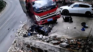 Xe tải kéo lê người đi xe máy, nạn nhân may mắn thoát nạn