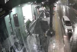 Tông hai mẹ con đi xe máy và xe đạp, tài xế ô tô phóng xe rời khỏi hiện trường