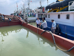 Cảnh sát biển tuần tra, tạm giữ tàu chở cát trên biển Trà Vinh