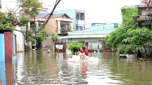 'Rốn lũ' Đà Nẵng vẫn chìm trong biển nước, dân đóng bè xốp bơi trên đường