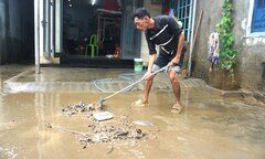Nước rút, dân Đà Nẵng tất bật bới bùn dọn nhà