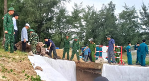 Hơn trăm người khắc phục kè biển bị sạt lở do mưa lũ ở Thừa Thiên - Huế