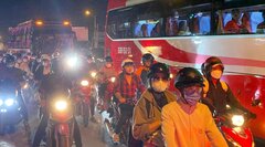 Tối cuối tuần, dòng người chôn chân trên Quốc lộ 1A vì tai nạn