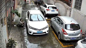 Đi bộ mất thăng bằng, người phụ nữ ngã vào ô tô đang lao tới 