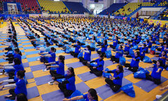 Hơn 800 mẹ bầu đồng diễn Yoga ở Hà Nội