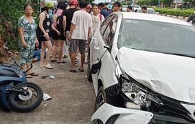 Ô tô tông loạt xe máy dừng trên vỉa hè ở Bình Dương, một người tử vong