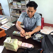 Đến công an giải quyết công việc, thanh niên bỏ quên bọc tiền rồi về nhà đi nhậu