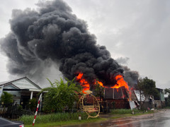 Cận cảnh kho nhựa ở Quảng Nam hơn 1 tiếng đồng hồ chìm trong biển lửa