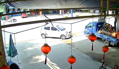 Thót tim ô tô quay đầu leo dải phân cách tông vào nhà dân