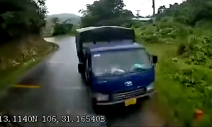 Tài xế mất kiểm soát, xe tải tông trực diện vào ô tô chạy ngược chiều