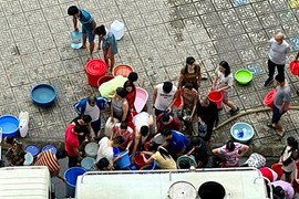 Dân Thủ đô nửa đêm canh lấy từng chậu nước, trẻ nhỏ phải đi tắm nhờ