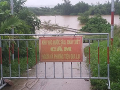 Mưa lớn chia cắt giao thông ở Quảng Ngãi, Quảng Nam cảnh báo sạt lở