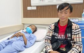 Mẹ suy tim bị bệnh viện trả về, con trai bán trâu, bán đất đi khắp nơi cầu cứu