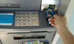 Có thể rút hết tiền trong thẻ ATM?