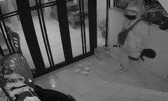 Lợi dụng mưa lũ, hai 'đạo chích' vượt rào vào nhà dân trộm cắp tài sản