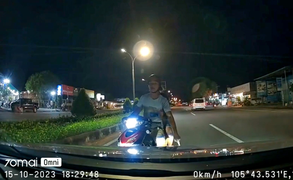 Thanh niên đi xe máy ngược chiều, ngang ngược chặn đầu ô tô còn thách thức