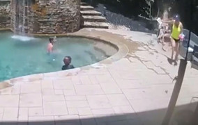 Tắm nắng bên bể bơi, người phụ nữ suýt bị cành cây rơi trúng đầu