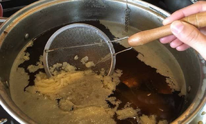 Bí quyết vớt mỡ cho nước canh trong vắt
