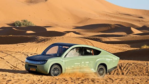 Xe địa hình năng lượng mặt trời chạy hơn 700 km không cần sạc 