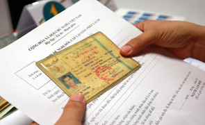 Người dân đổ xô đi đổi giấy phép lái xe sang thẻ PET, Sở GTVT Hà Nội khuyến cáo