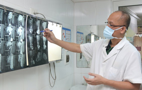 Người đàn ông 20 năm ‘vác’ khối u nặng 23kg