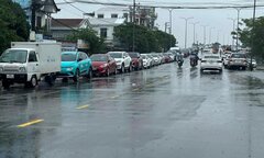 Đường phố thành sông, dân TP Huế chen nhau mang ô tô lên cầu tránh lũ