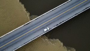 Nước biển chia thành 2 màu lạ mắt ở Hà Tĩnh