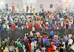 Cư dân Hà Nội rồng rắn xếp hàng chờ lấy nước sạch