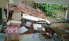 Sạt lở quả đồi, phòng học của điểm trường ở miền núi Quảng Nam đổ sập