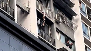 Người hàng xóm dũng cảm trèo qua cửa sổ, cứu bé gái treo lơ lửng trên ban công 