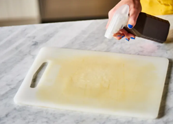 Vì sao phải thẳng tay vứt thớt nhựa đã có nhiều vết cắt?