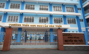 Kỷ luật cảnh cáo giáo viên đánh gãy ngón tay học sinh lớp 1 ở TP.HCM