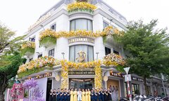Viện thẩm mỹ DIVA trang trí hoa chào đón ngày Phụ nữ Việt Nam