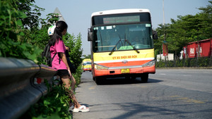 Hãi hùng cảnh chờ xe buýt 'giáp mặt tử thần' trên quốc lộ 5