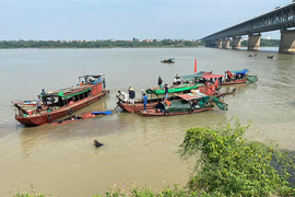 Xà lan va chạm thuyền đánh cá trên sông Hồng, một người tử vong