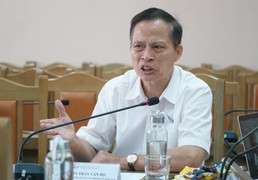 Làm sao để cán bộ có thể sống được bằng lương chứ không phải bằng thu nhập?