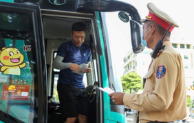 Dừng đón trả hàng hoá giữa đường, bị xử phạt tài xế than do ế khách