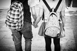 Con trai lớp 10 yêu nữ sinh đại học, dọa cùng bạn gái ra ngoài ở nếu bị cấm đoán