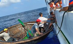 Hình ảnh đón 81 ngư dân trong vụ chìm tàu cá Quảng Nam đưa về đất liền an toàn