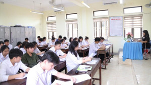 Gần 300 giáo viên bỗng thành 'con nợ'