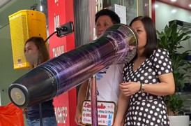 Hát bằng chiếc micro khổng lồ thế này khỏi sợ ai cướp