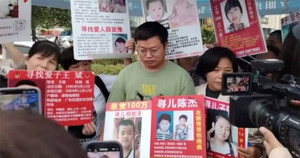 Xúc động mẹ ung thư tìm được con mất tích 25 năm sau khi treo thưởng 3,4 tỷ đồng