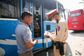 Bị xử phạt dừng đỗ sai quy định, tài xế than ế khách 'đành tranh thủ'