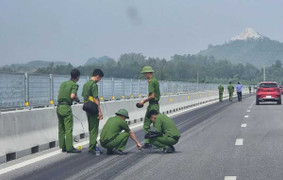 Lấy mẫu giám định vụ đường cao tốc qua Thanh Hóa bị đổ hóa chất