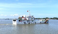 Tàu hoa tiêu dẫn tàu 467 Hải quân đưa 78 ngư dân bị nạn về đất liền