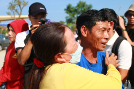 Vợ ôm chồng òa khóc trong giây phút đón 80 ngư dân gặp nạn trở về từ Trường Sa