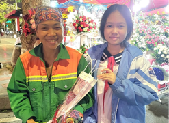 MC, mẫu nhí Gia Hân tặng quà cho 100 cô lao công