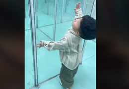 Ngộ nghĩnh cảnh các em bé lần đầu đi nhà gương