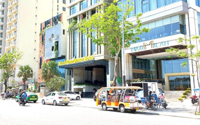 Ô tô chạy trên hè phố để vào nhà có bị phạt?