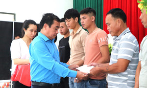 Tổng Liên đoàn Lao động hỗ trợ các gia đình ngư dân gặp nạn trong vụ chìm tàu